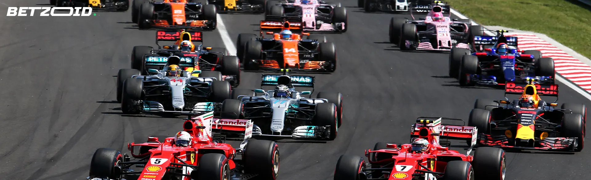 Mașini de Formula 1 pe pistă în timpul cursei.