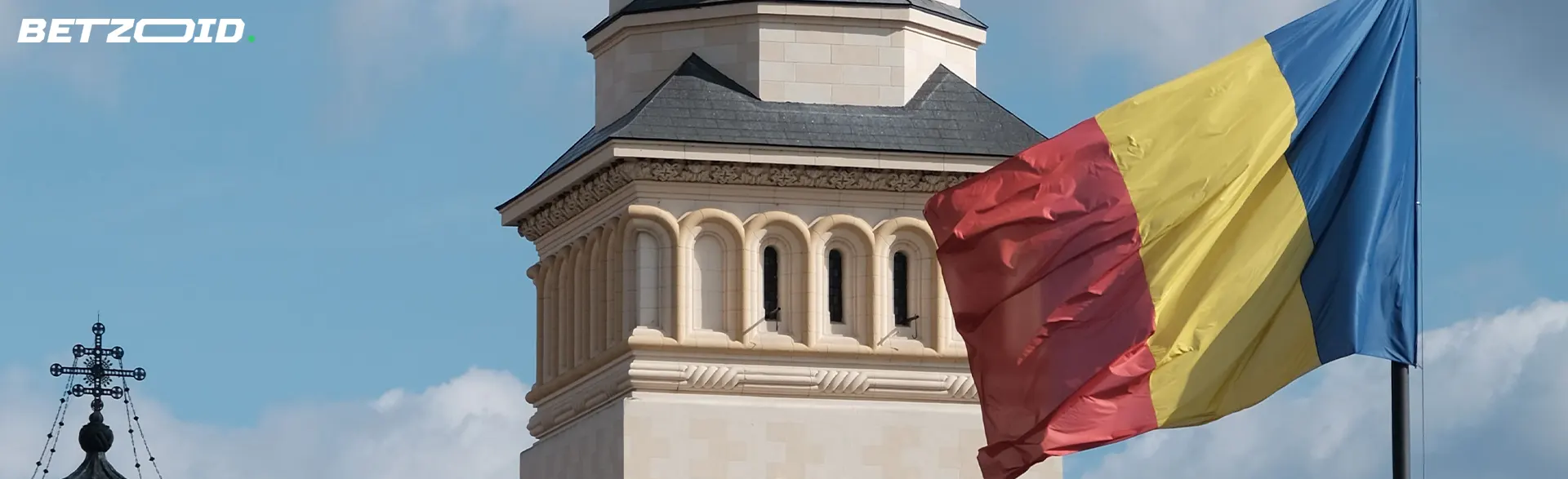 Steagul României pe fundalul clădirii.