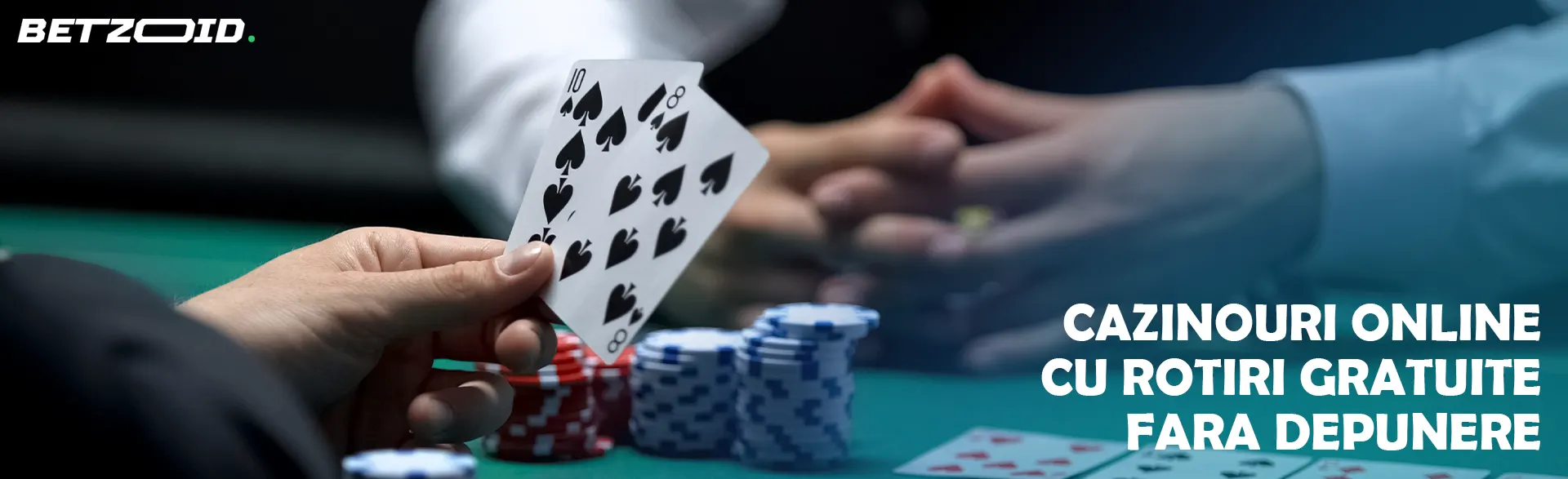 Jucătorul ține cărți în mână pe fundalul mesei de cazinou.