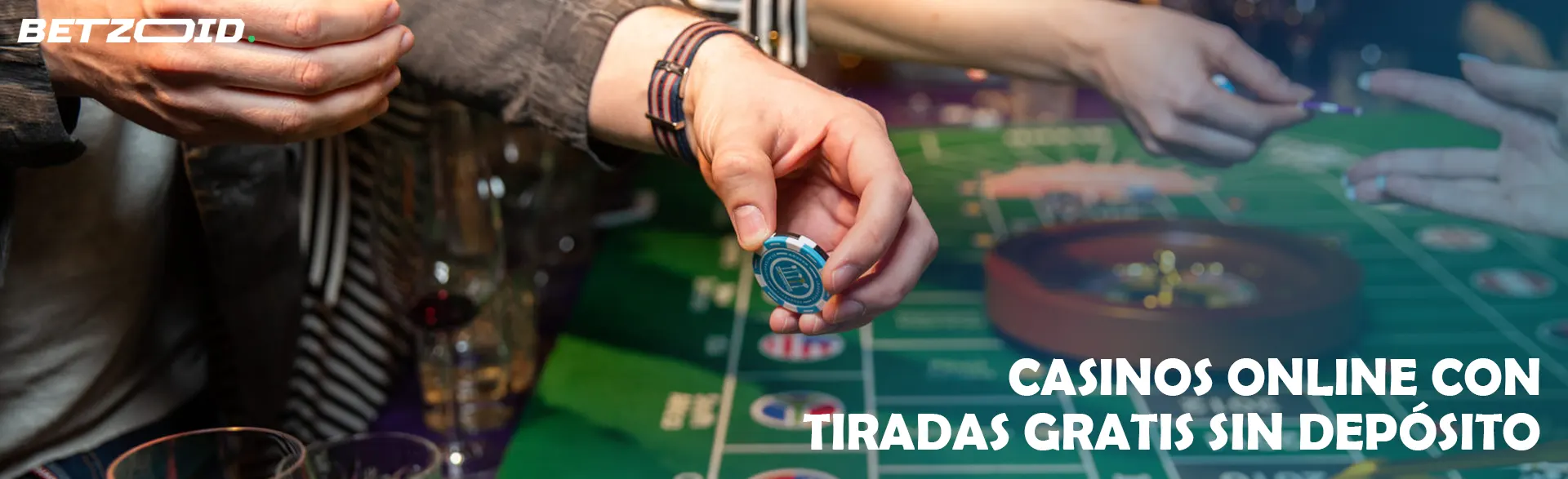 El jugador sostiene las fichas por encima de la mesa del casino.