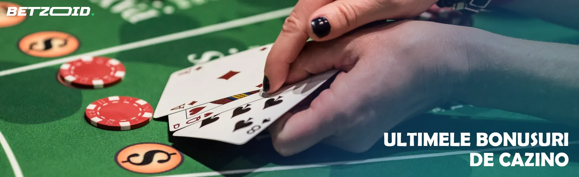 Un jucător ține cărți peste o masă de cazinou.