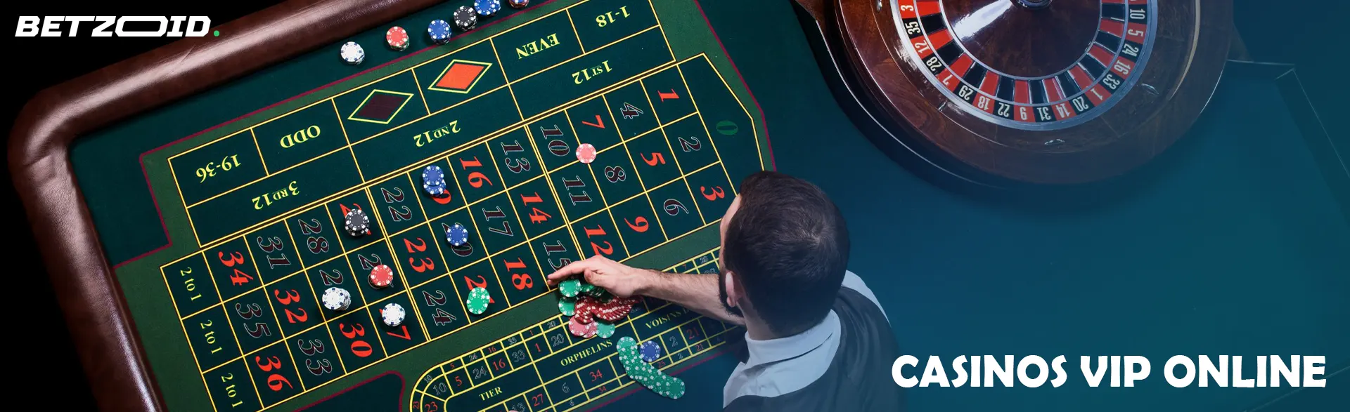 El croupier coloca las fichas sobre la mesa del casino.