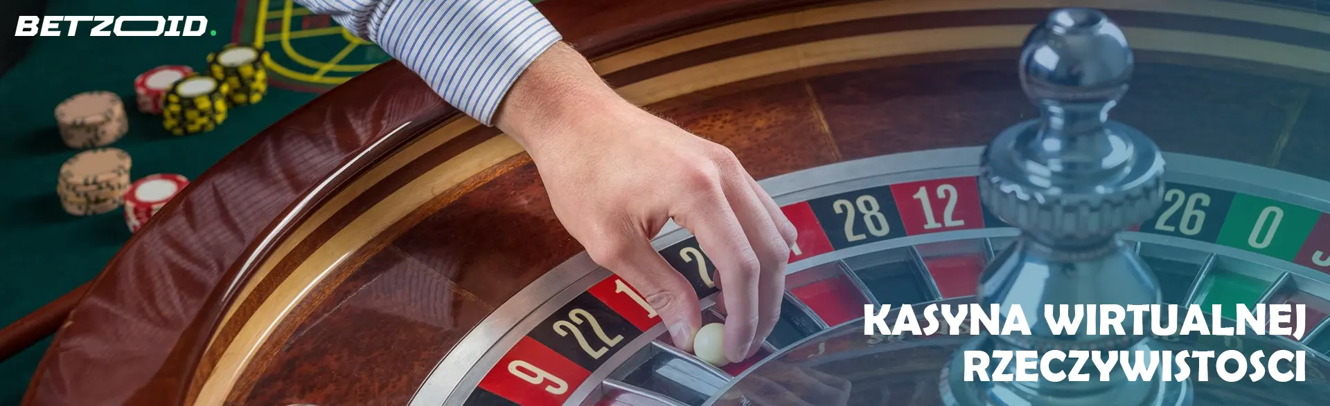 Gracz kładzie kulkę na kole ruletki.