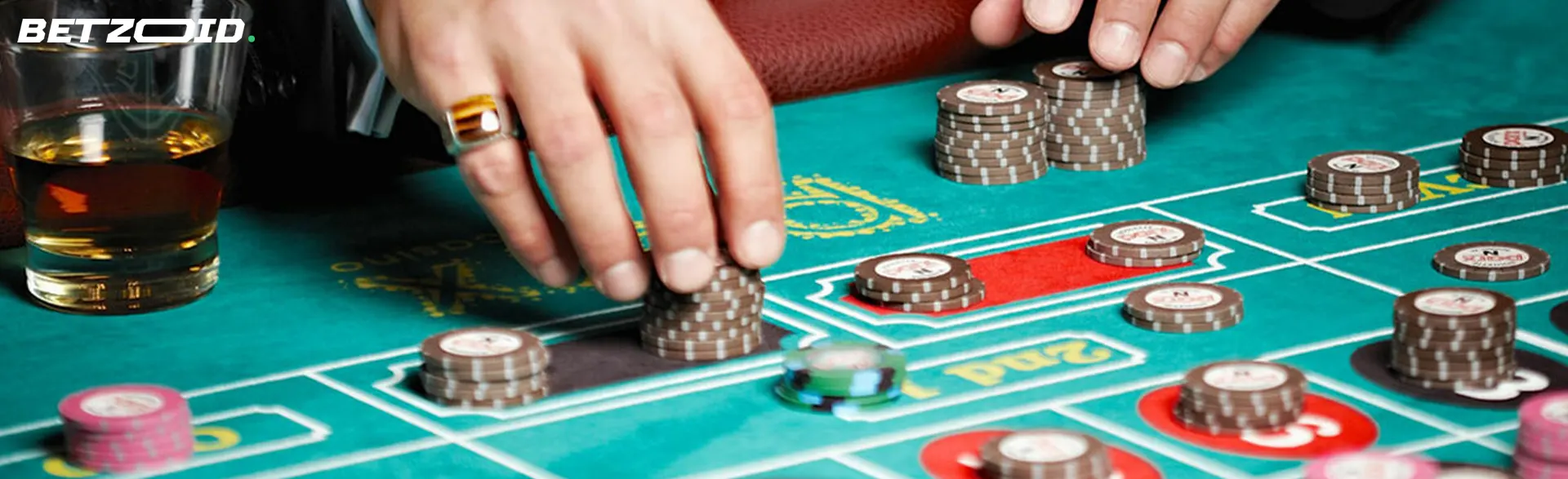 Der Spieler legt Chips auf den Casinotisch.