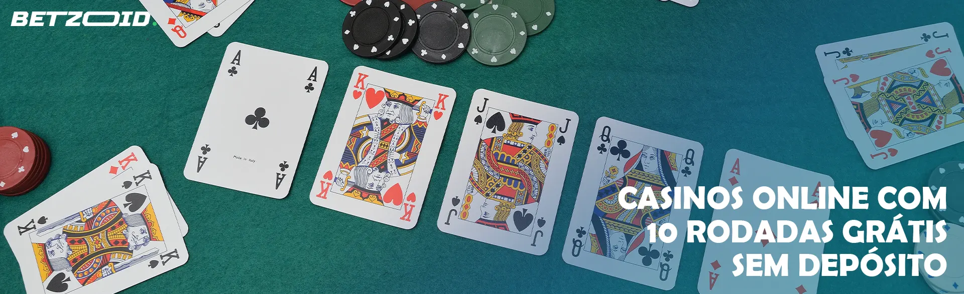 As cartas estão dispostas ao lado das fichas do casino.