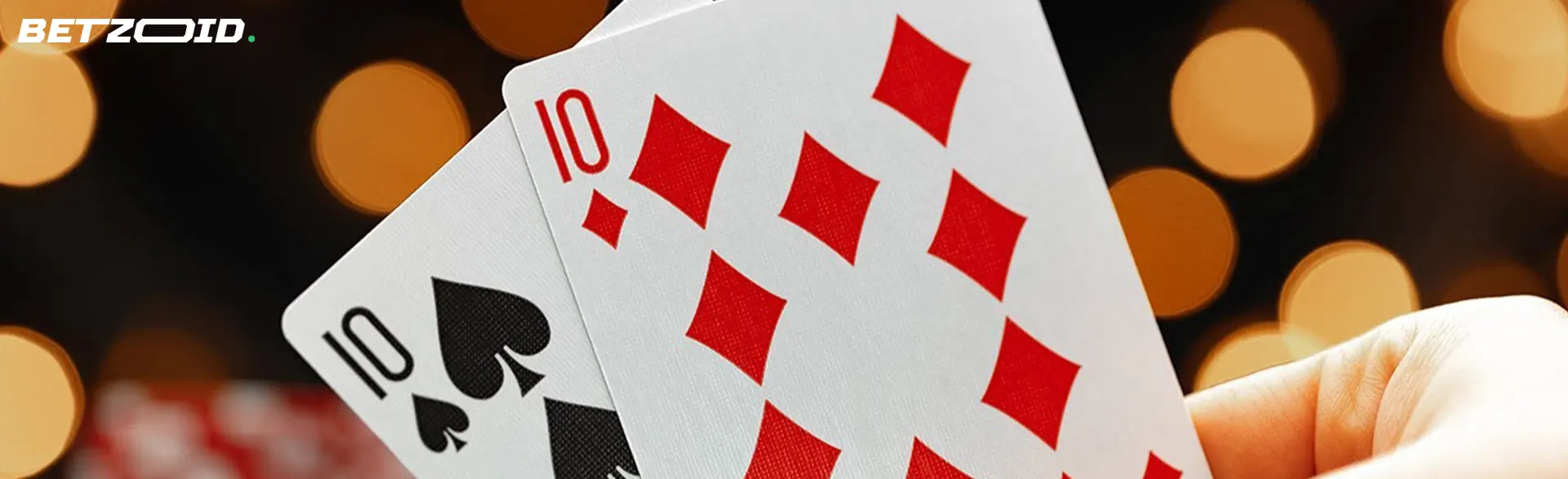 Duas cartas no fundo das luzes do casino.