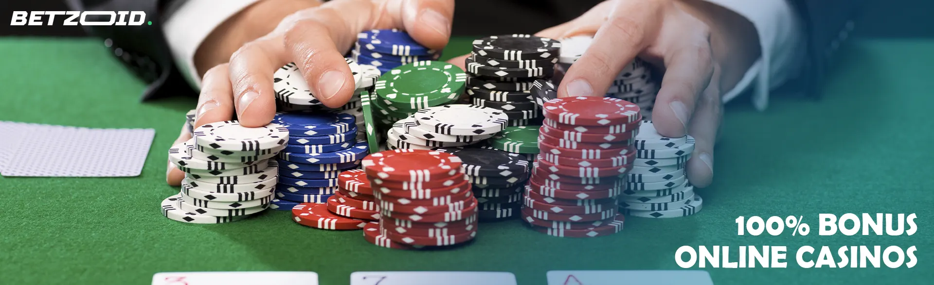 Ein Spieler hält Chips auf dem Casinotisch.
