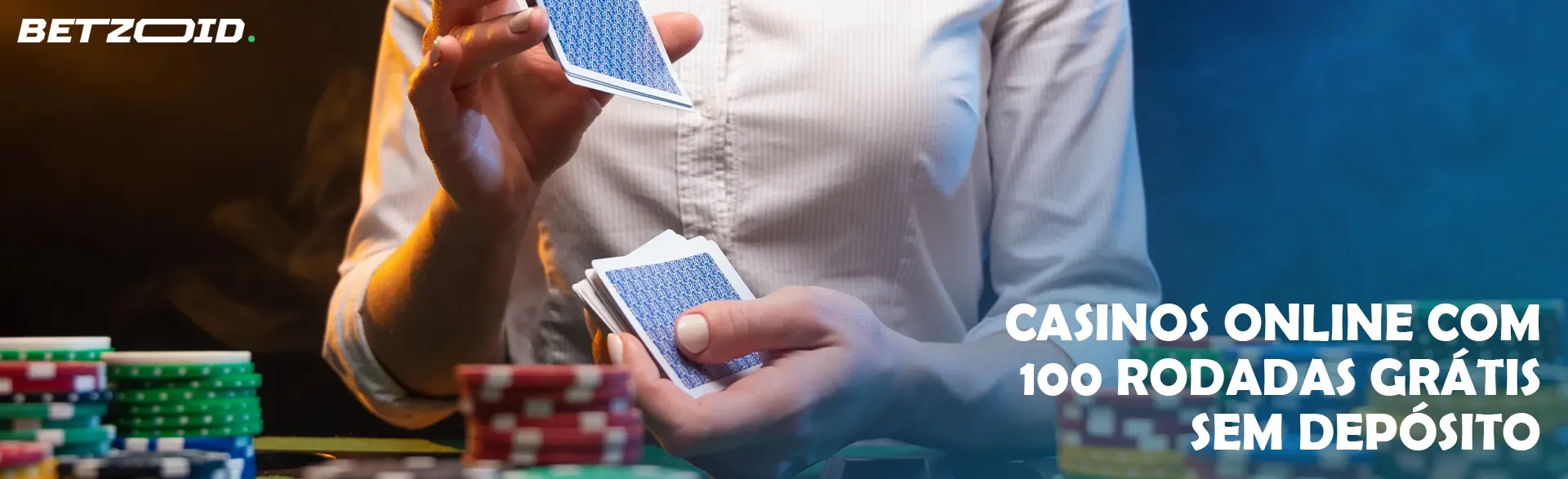 O jogador baralha as cartas junto das fichas do casino.
