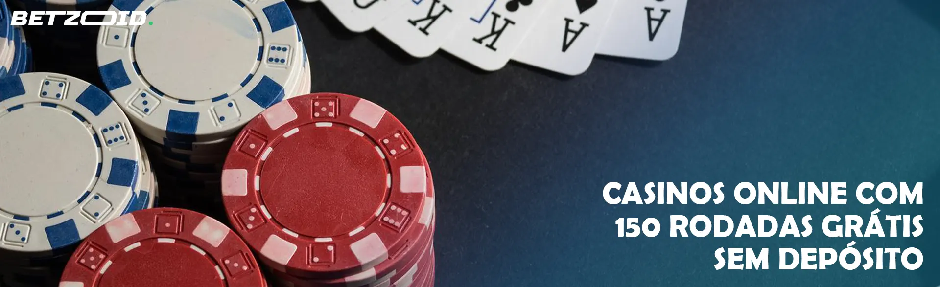 Cartões ao lado de fichas de casino.