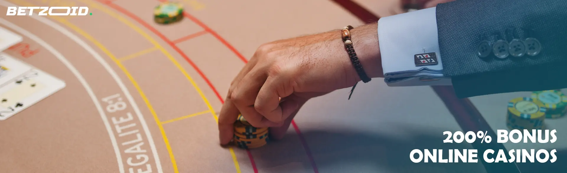 Der Spieler legt Chips auf den Casinotisch.Der Spieler legt Chips auf den Casinotisch.