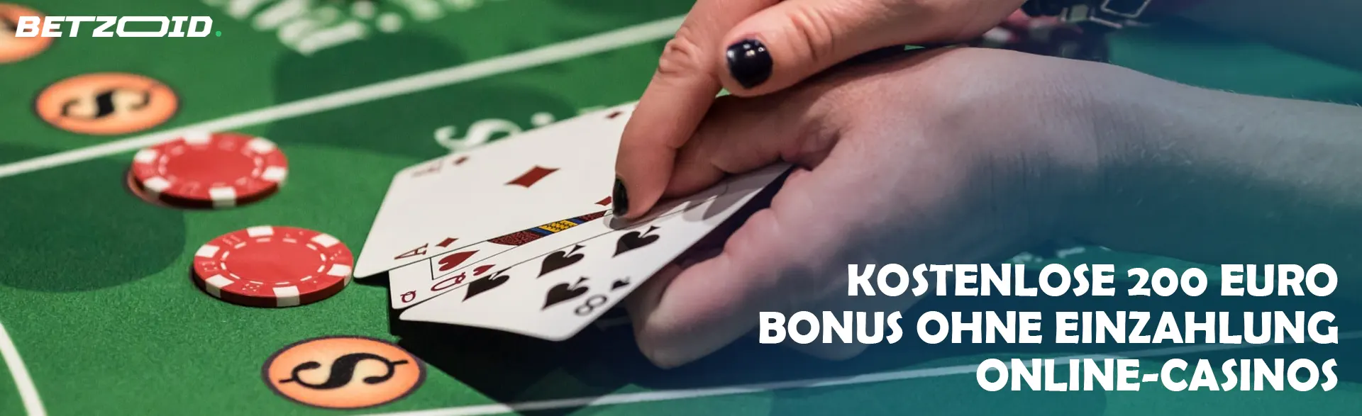 Ein Spieler hält Karten auf dem Casinotisch.