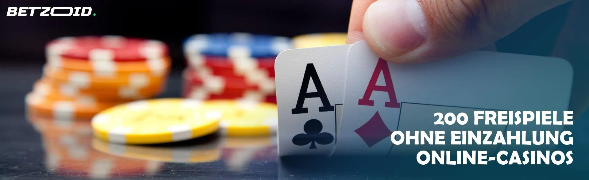 Der Spieler hält Karten auf dem Hintergrund von Casino-Chips.