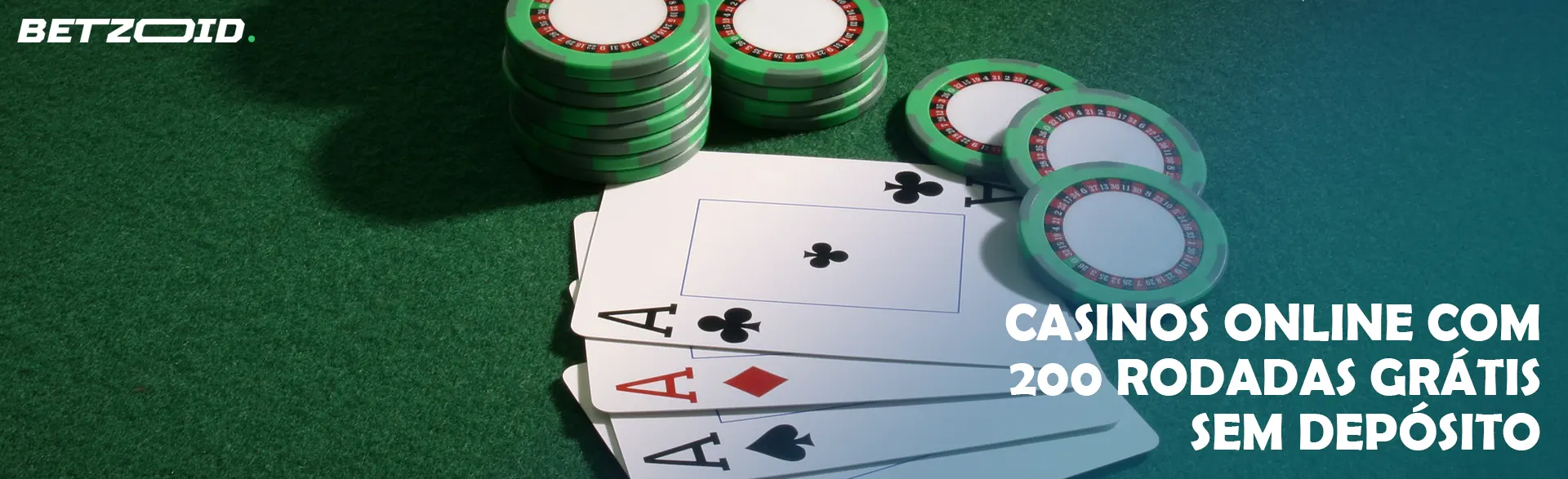 Cartões ao lado de fichas de casino.