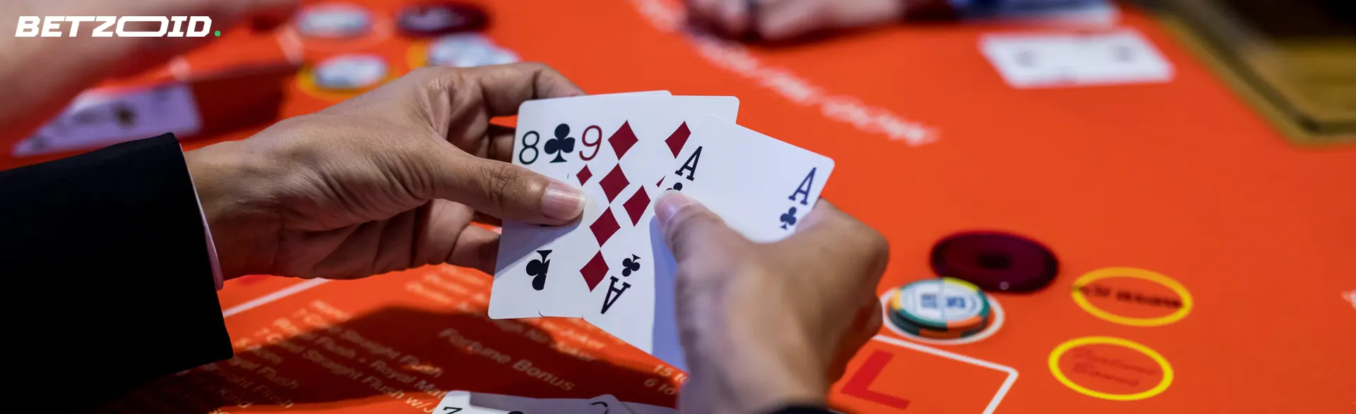 O jogador segura as cartas durante o jogo.