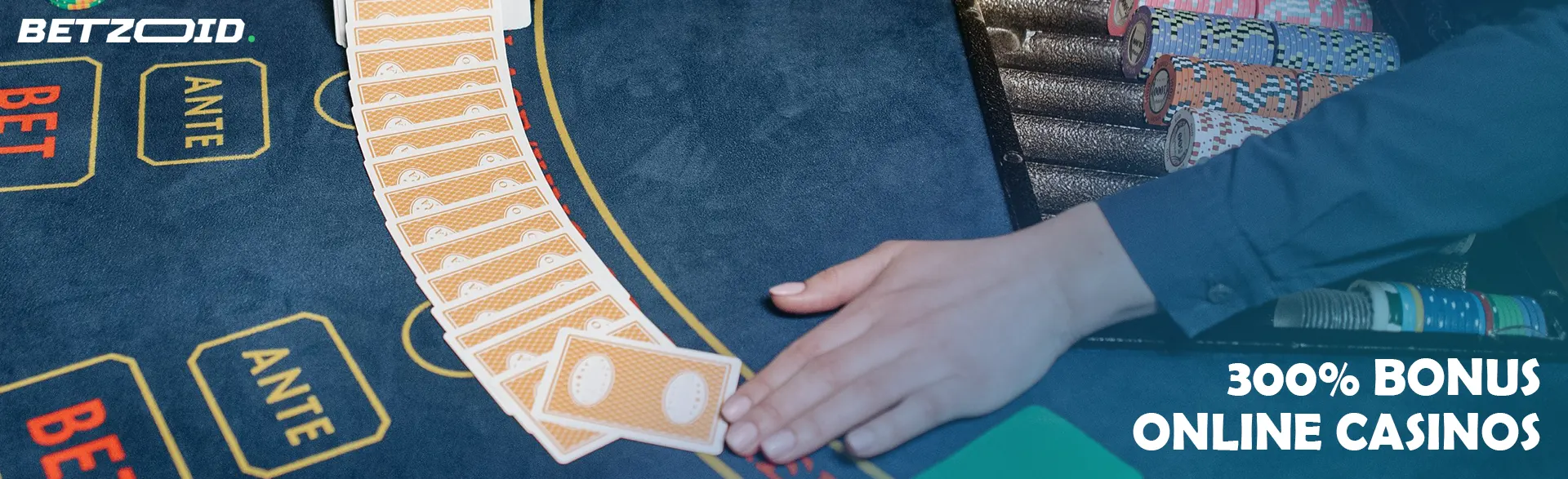 Der Spieler legt die Karten auf dem Casinotisch aus.