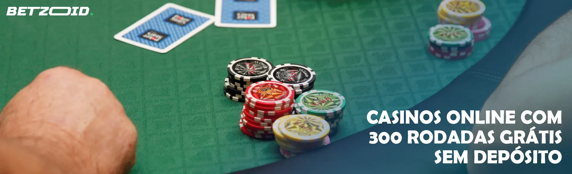 Cartas e fichas na mesa do casino.