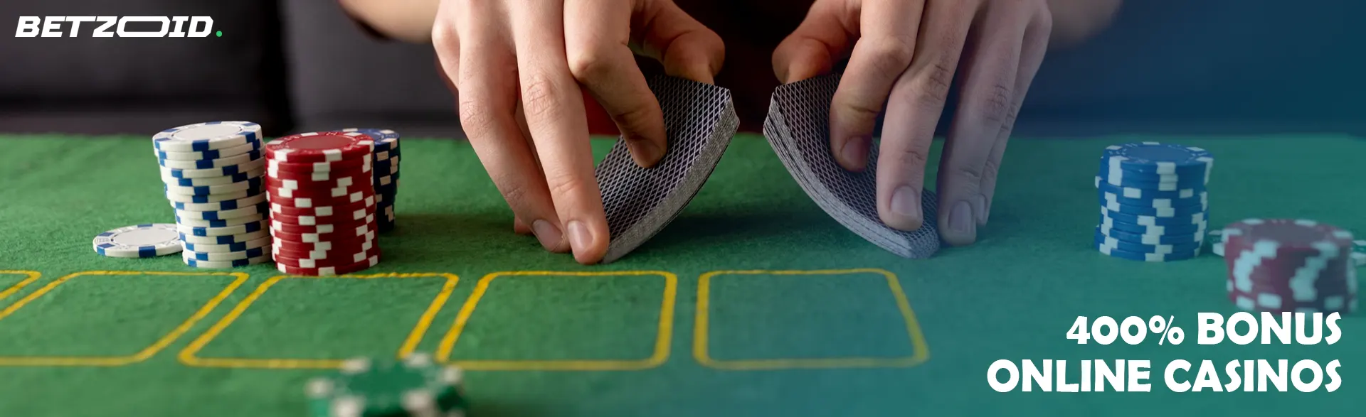 Der Spieler mischt die Karten neben den Casino-Chips.