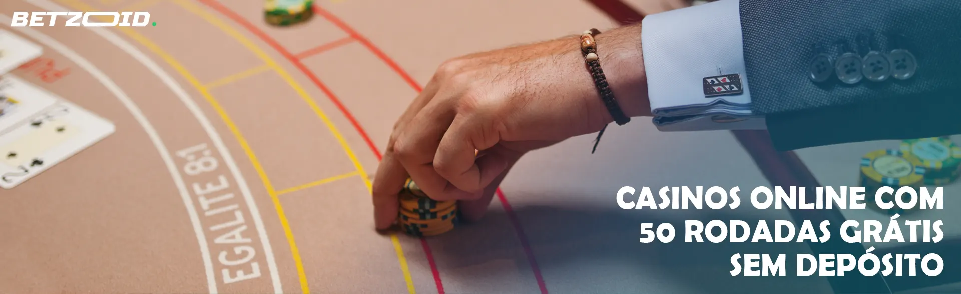 O jogador coloca fichas na mesa do casino.