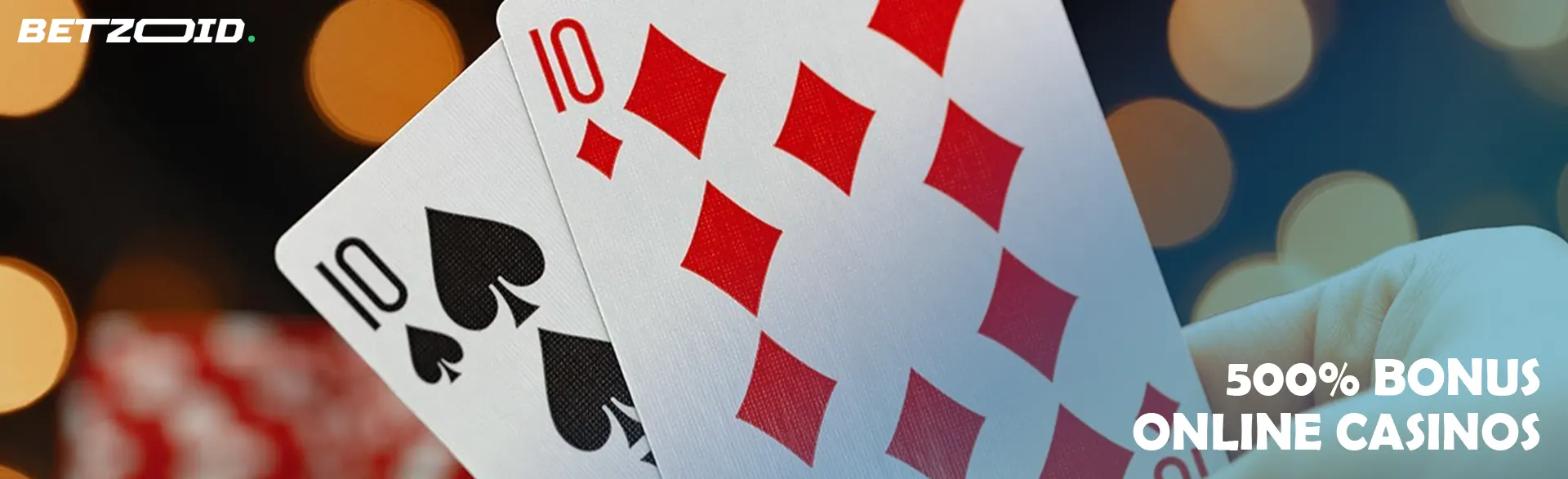 Karten auf dem Hintergrund von Casino-Lichtern.