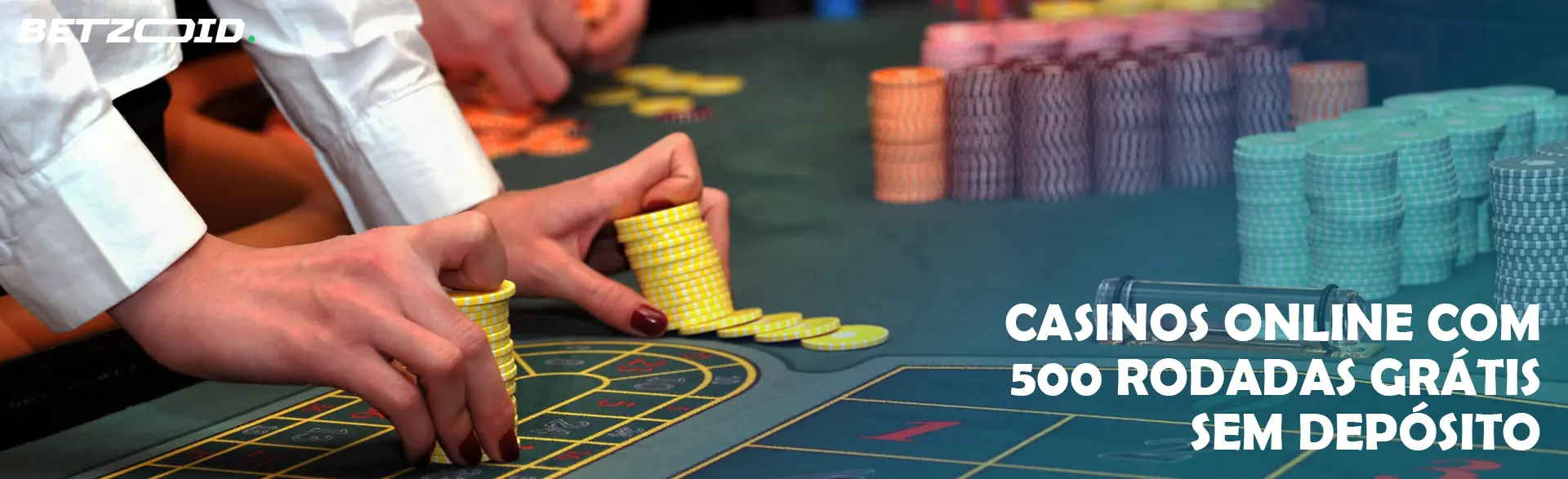 Um jogador segura fichas na mesa do casino.