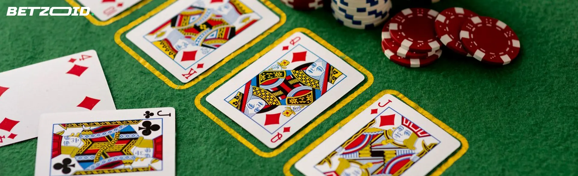 Cartões ao lado de fichas de casino.