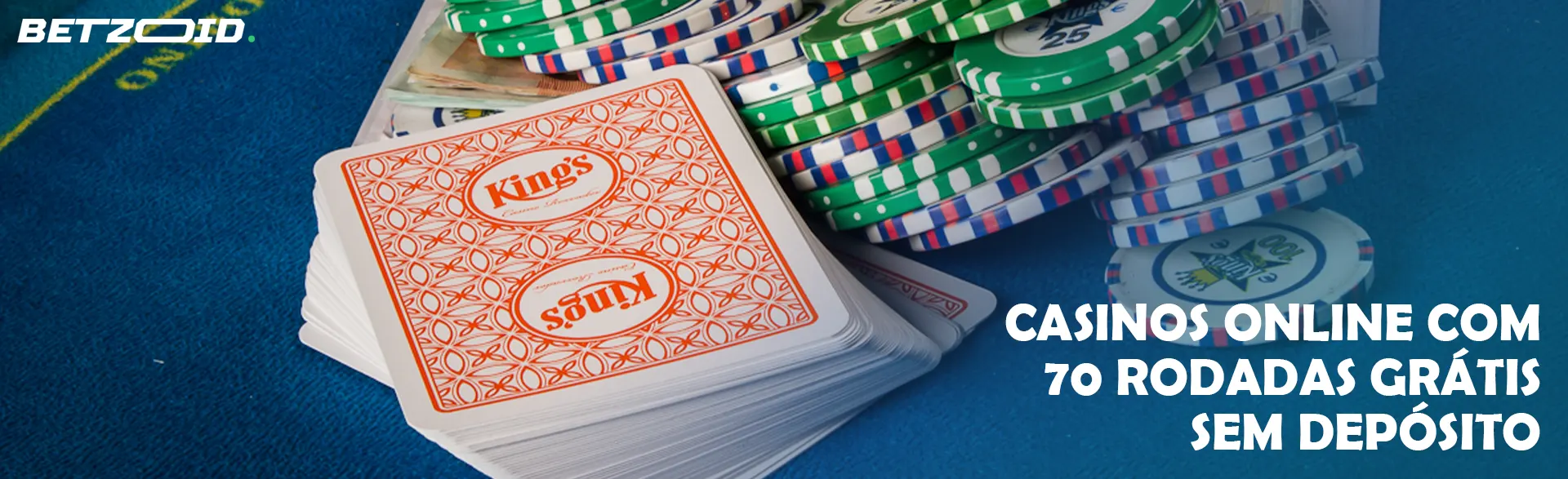 Pilha de cartas e fichas na mesa do casino.