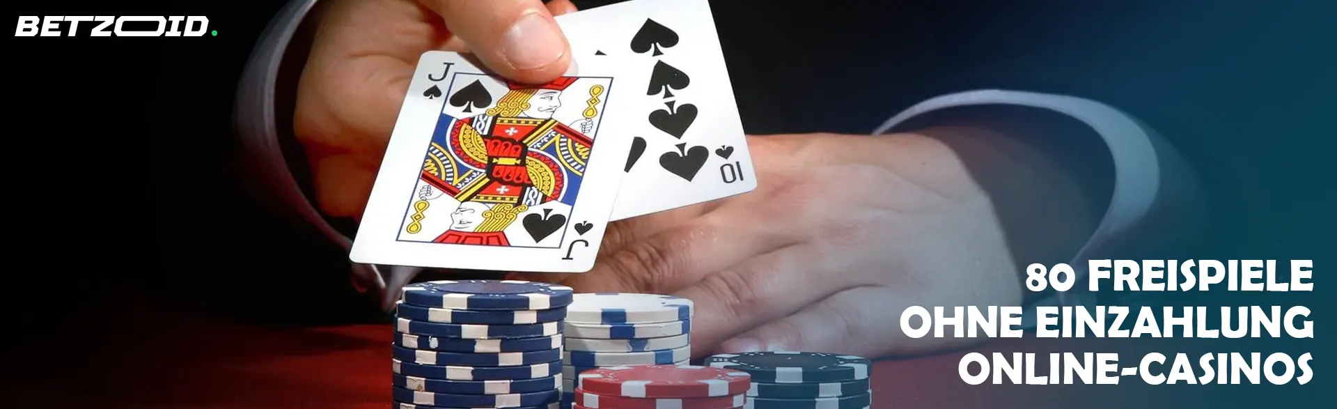 Der Spieler hält die Karten neben die Casino-Chips.