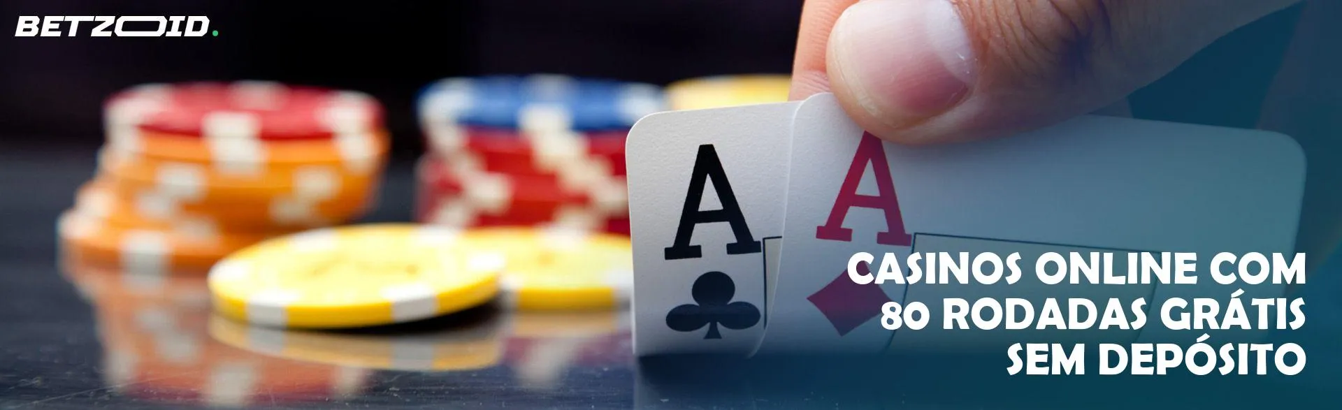 O jogador segura as cartas contra o fundo de fichas de casino.