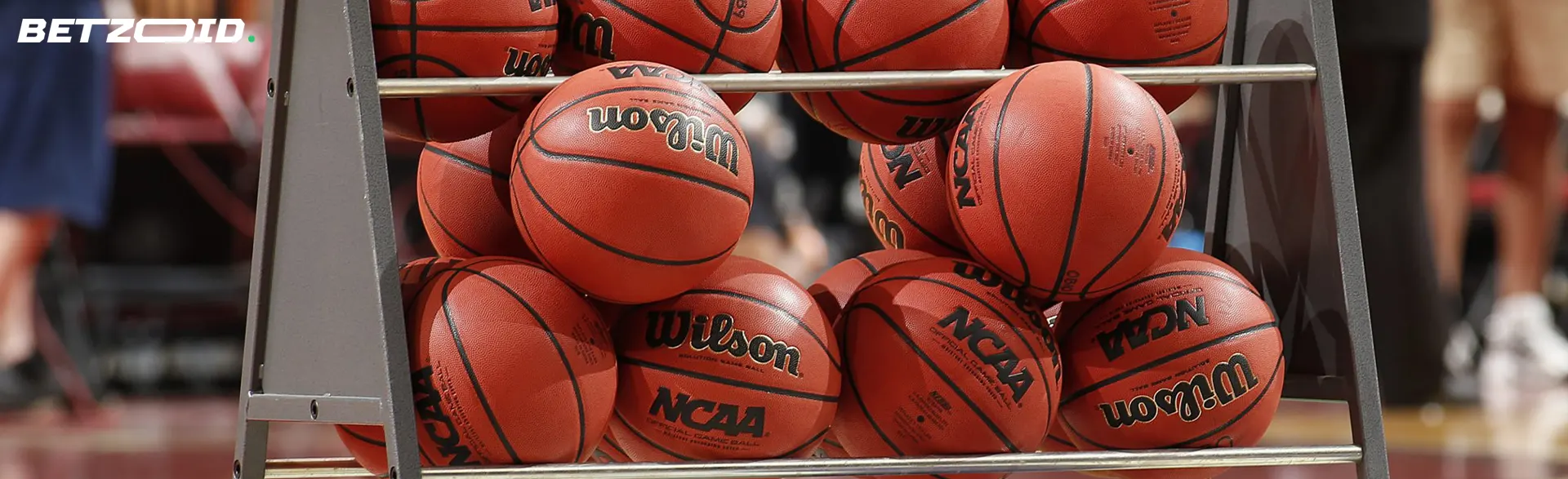 Die Basketbälle liegen auf einem Gestell.