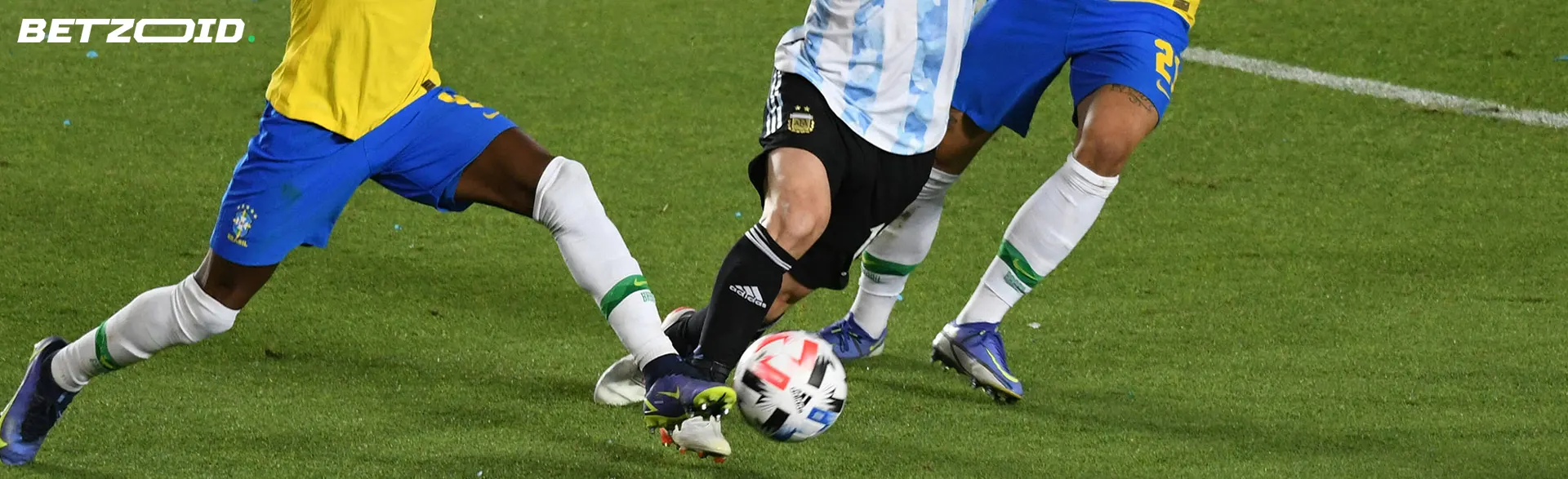Jogadores de futebol em ação durante um jogo.