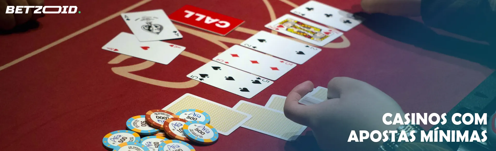 O jogador coloca as cartas na mesa do casino.
