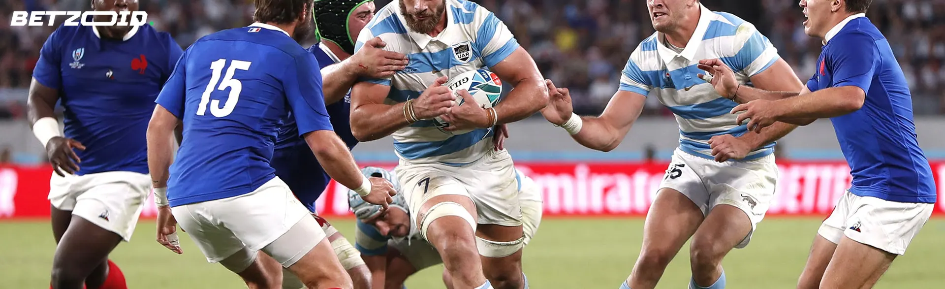 Jogadores de rugby em ação durante um jogo.