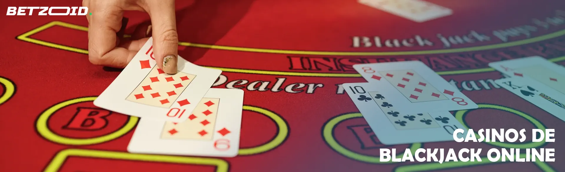 O jogador coloca as cartas na mesa de blackjack.