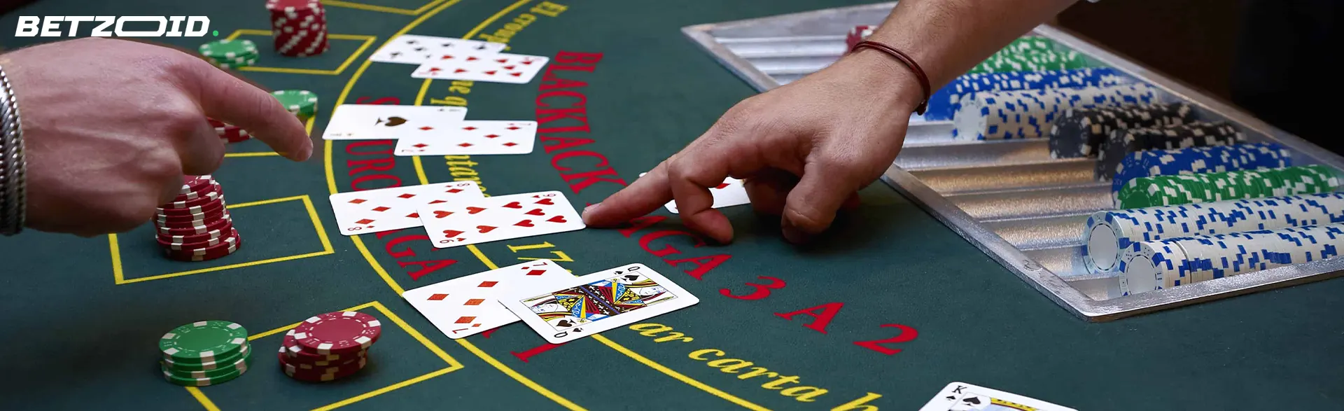O jogador aponta para as cartas na mesa do casino.