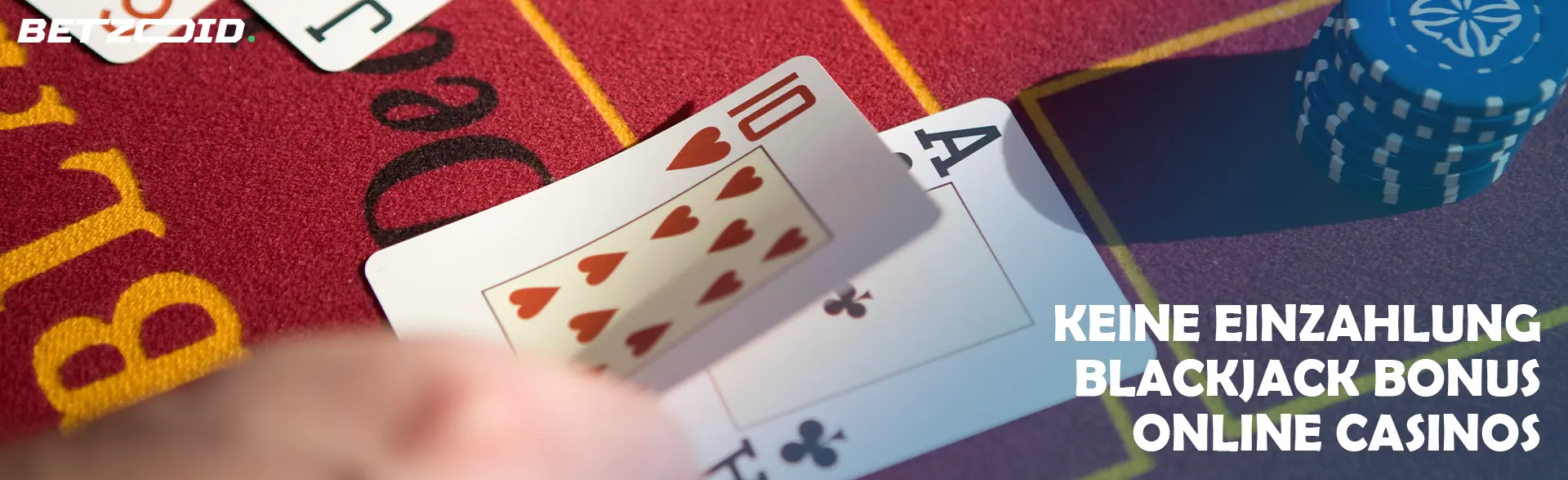 Der Spieler legt Karten auf den Casinotisch.