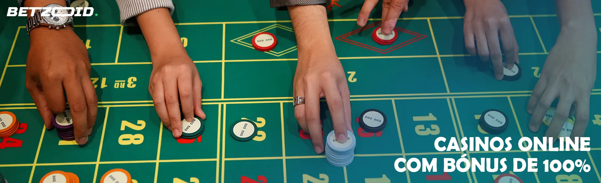 Os jogadores fazem apostas com fichas na mesa do casino.