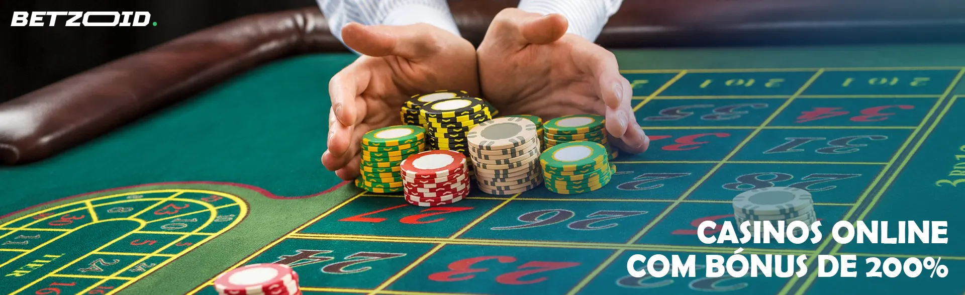 Um jogador está a segurar uma pilha de fichas numa mesa de casino.