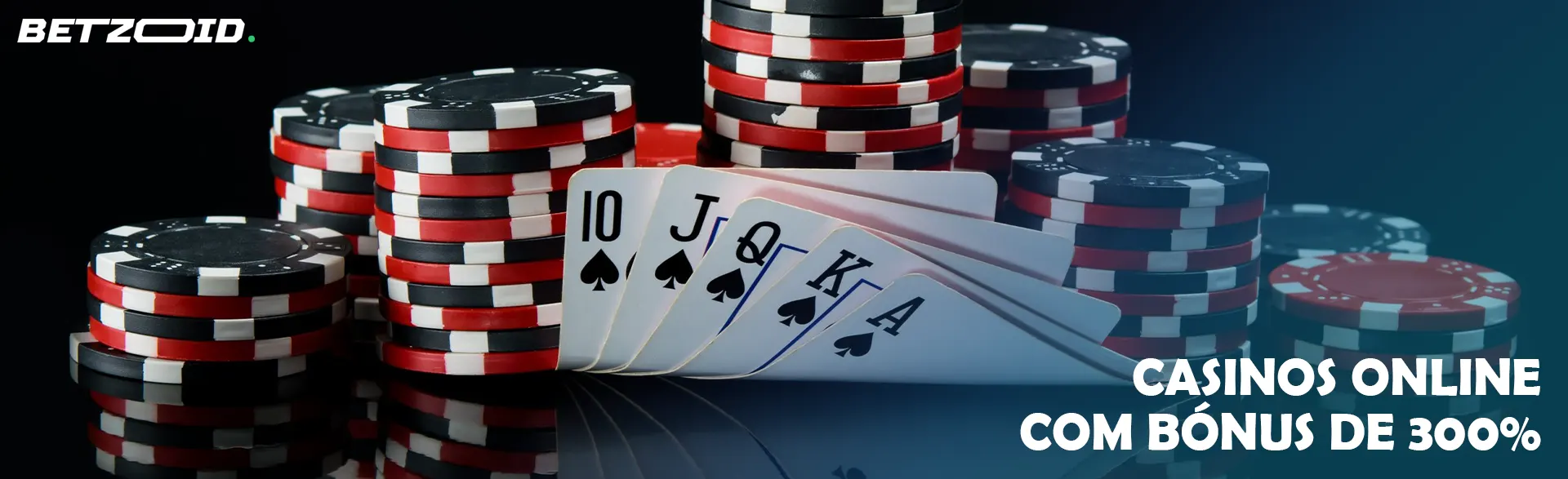 Cartões de casino e fichas sobre um fundo escuro.