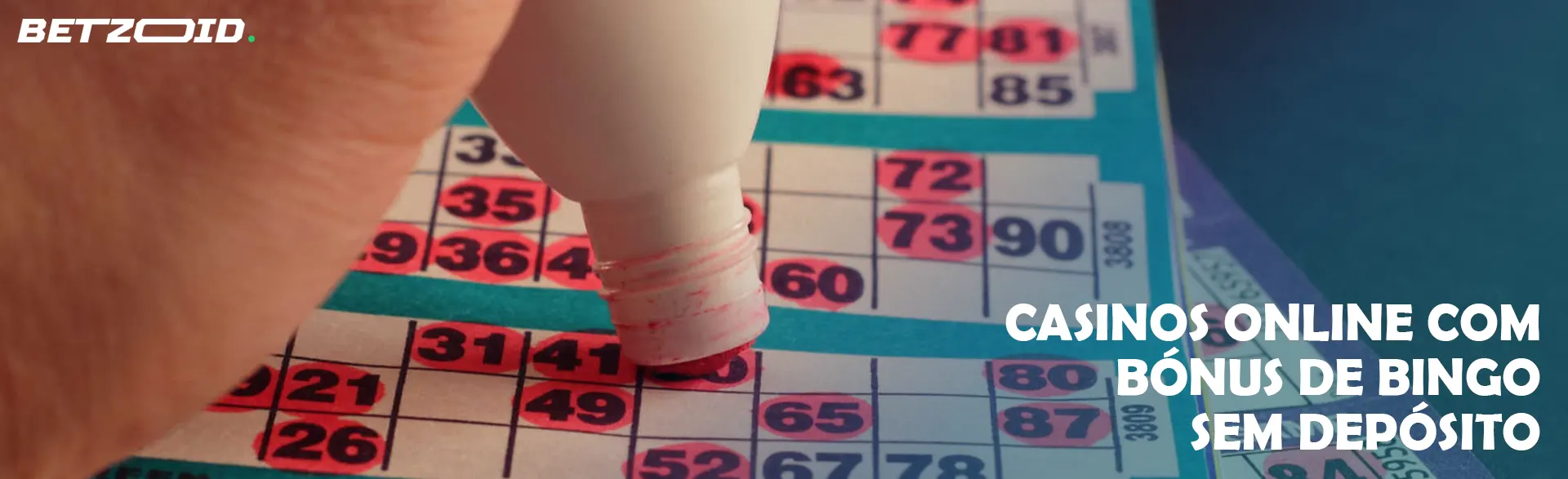 Um jogador marca os números vencedores no bingo.