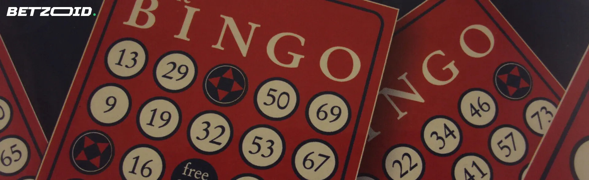 Cartões de bingo vermelhos.