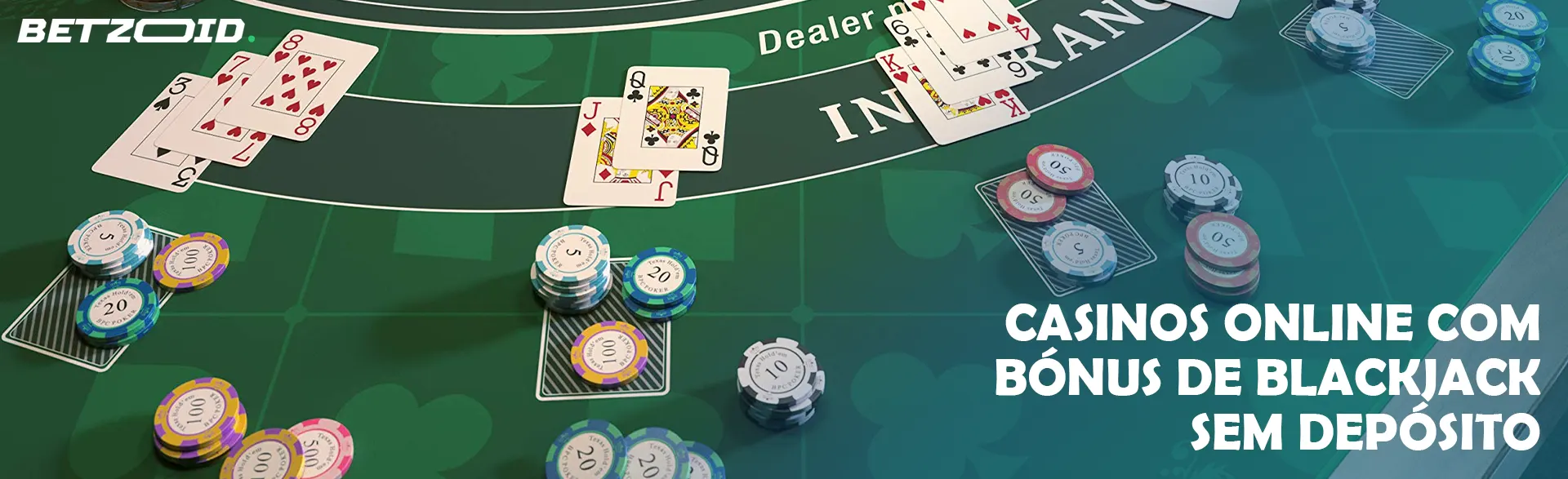 As cartas e as fichas estão na mesa de blackjack.