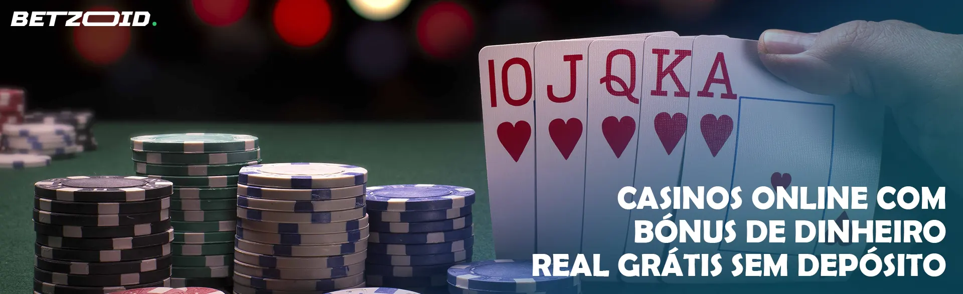 O jogador segura as cartas junto das fichas do casino.
