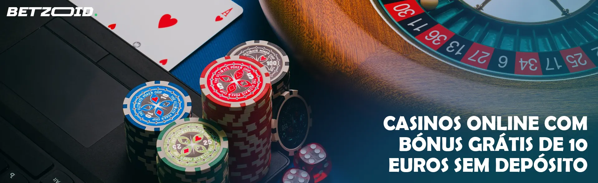 Roleta e cartas ao lado de chips no teclado do portátil.