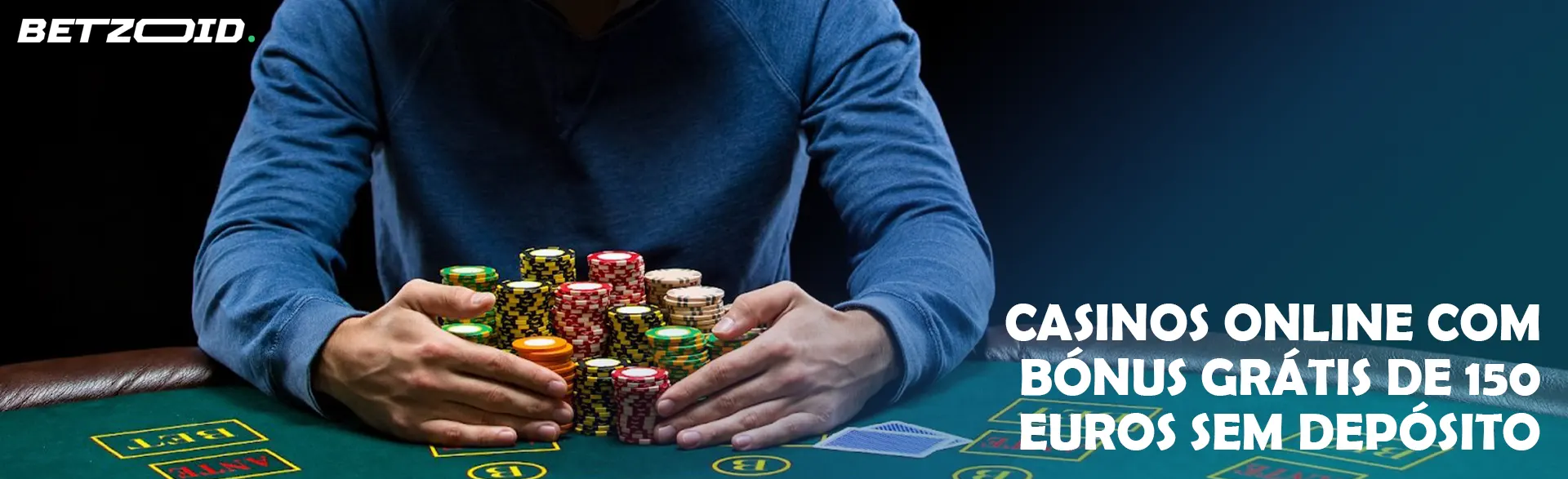 Um jogador segura fichas na mesa do casino.