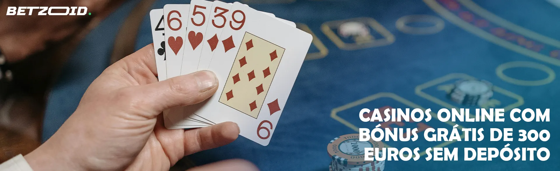 O jogador segura as cartas contra o fundo da mesa do casino.