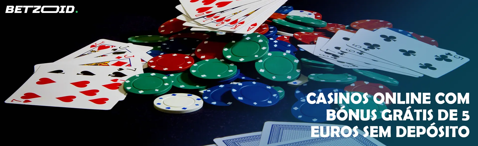 Uma pilha de cartas e fichas sobre um fundo escuro.