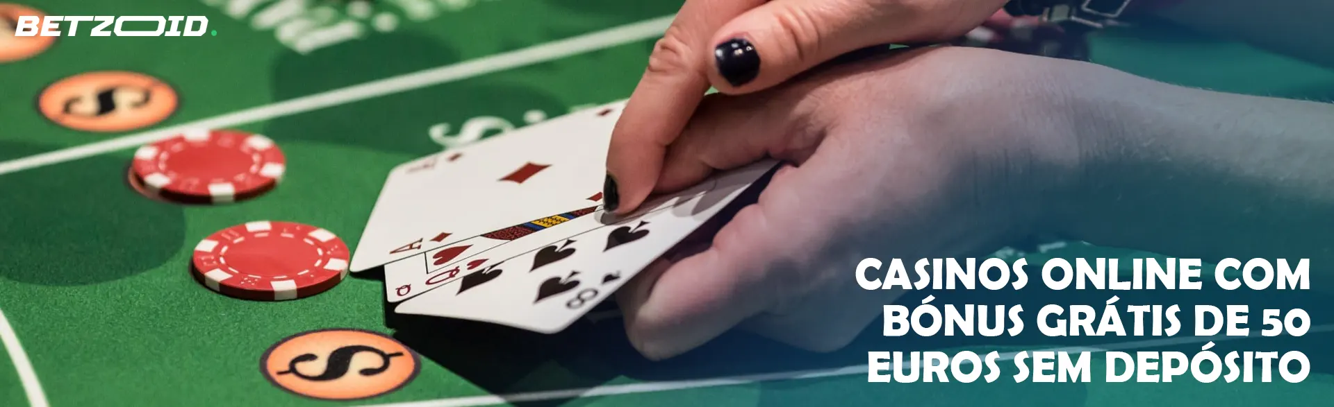 Um jogador segura cartas na mesa do casino.