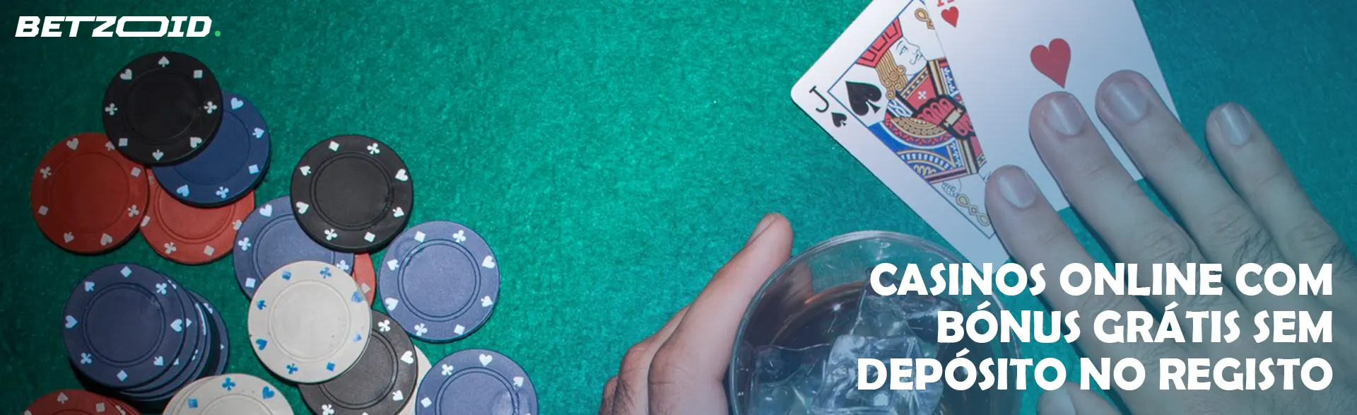 Um jogador segura cartas ao lado de fichas de casino e uma bebida num copo.
