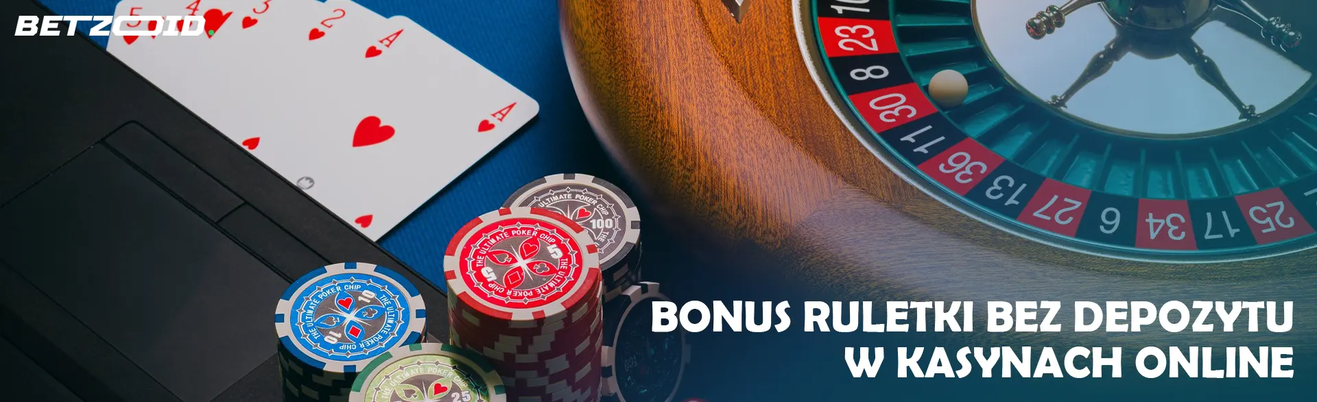 Koło ruletki i karty obok żetonów na klawiaturze.