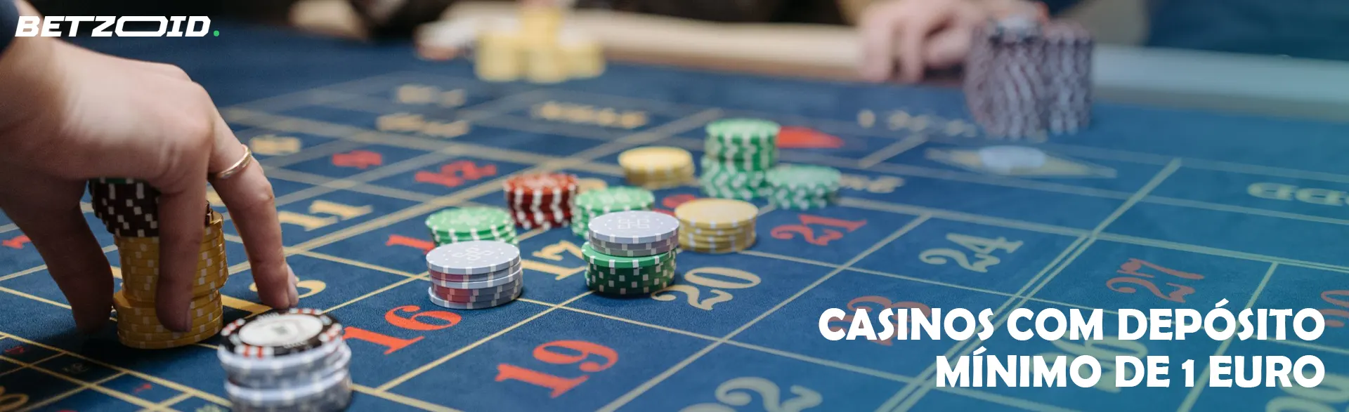 O jogador coloca fichas na mesa do casino.